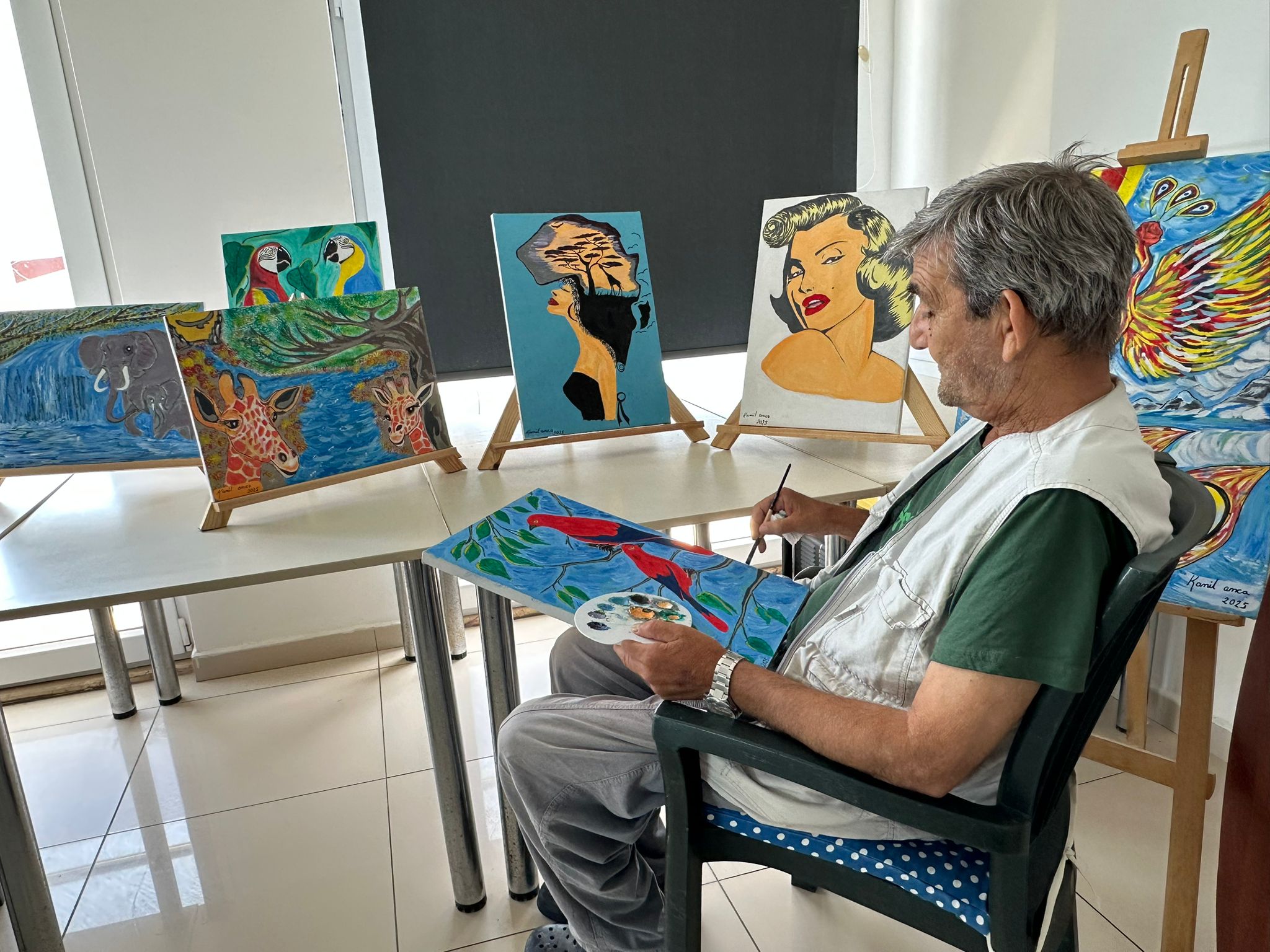 Resim atölyesinde renkler hikâyelere dönüşüyor